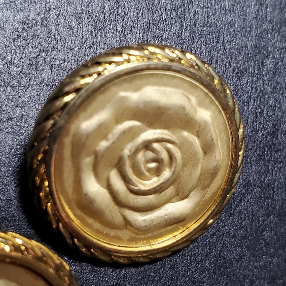 Metal Shank Buttons Flower in Gold Tone - Picture 5 of 7